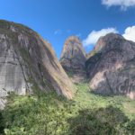 Três Picos e Capacete vistos a partir do sul